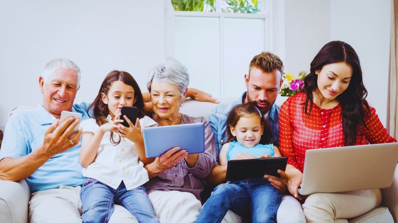 Family Mobile Plans in Czech Republic: How to Save Money and Stay Connected